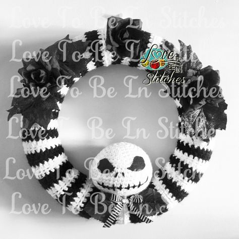 Jack Skellington Wreath, Crochet Pour Halloween, Skeleton Wreath, Crochet Christmas Wreath, Crochet Wreath, Diy Halloween Wreath, Confection Au Crochet, Halloween Crochet Patterns, Crochet Fall