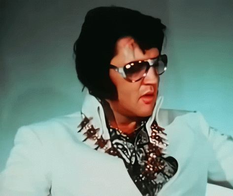 Shaking My Head Gif, Elvis Gif, Tenor Gif, Smile Gif, Elvis Presley Pictures, Elvis Presley Photos, Perfect Man, Classic Hollywood, Round Sunglass Men