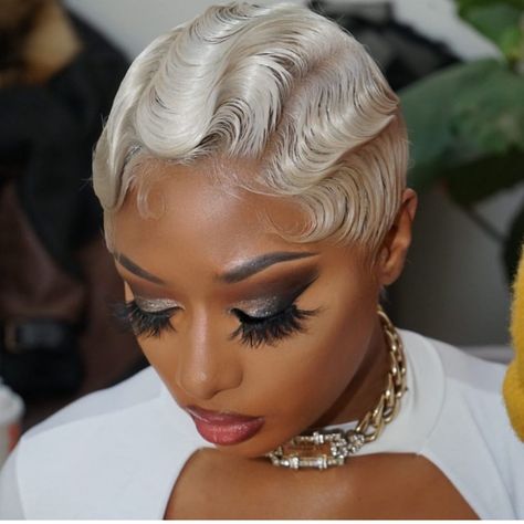 THE LUXURY IS IN THE CUT on Instagram: “Bomb Fingerwaves  @kellonderyck  #thechoppedmobb #thecutlife” Quick Weave Finger Waves, Blonde Finger Waves, Vintage Makeup Wedding, Waves Haircut, Ballroom Hair, 1940s Hairstyles, Really Short Hair, Quick Weave Hairstyles, Vintage Wedding Hair