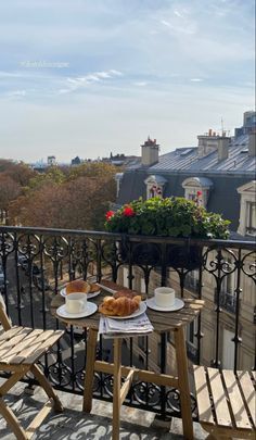 Balcony Breakfast Aesthetic, Balcony Design Apartment, French Balcony Ideas, Italian Balcony, Summer Balcony, Terrace Designs, Parisian Balcony, Ugg Season, Terrace Interior