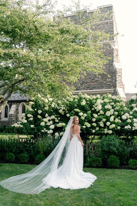 Steph's long, flowy veil and stunning wedding gown–paired with a picturesque Hamptons venue–made for some elegant and whimsical bridal portraits. | Photography: Abby Jiu Photography | Planning and design Lauryn Prattes Events & Styling | Floral and decor Amaryllis | Dress Mira Zwillinger from Mark Ingram Atelier | Rentals Maison de Carine | Entertainment Elan Artists | Venue Topping Rose House Hotel | DJ DJ Press Play | Makeup Jezz Hill Topping Rose House Wedding, Mark Ingram Bridal, Wedding Dress Poses, Hamptons Style Wedding, Bridal Portrait, Florida Wedding Dress, Wedding Portrait Poses, Wedding Photography Styles, Bride Portrait