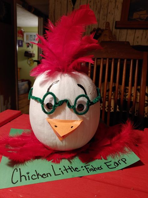 Painted Chicken Pumpkin, Chicken Pumpkin Decorating, Sheep Pumpkin, Pumpkin Creations, Fair Crafts, Halloween Pumpkin Diy, Chicken Pumpkin, Pumpkin Diy, Chicken Little