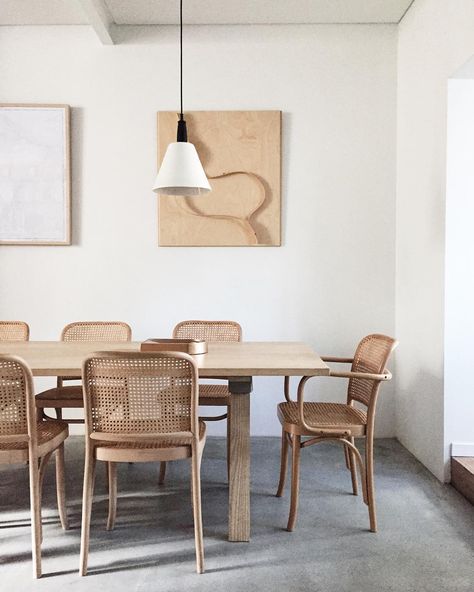 Looking for modern minimalist dining room design inspiration? These modern mix and match table and chairs pairings from room & board are the perfect! Hoffman Chair, Chairs Dining Room, Minimalist Dining Room, Dining Room Contemporary, 아파트 인테리어, Chairs Dining, Style Deco, Dining Room Inspiration, Farmhouse Dining Room