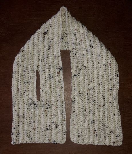 A quick little project – a smaller scarf that fits closely round your neck, with one end slotted through the other for extra snugness. Crochet Scarf Easy, Crochet Cowl Free Pattern, Crochet Neck Warmer, Crochet Scarf Pattern Free, Small Scarf, Knitting Wool, Scarf Knitting Patterns, Scarf Crochet Pattern, Crochet Cowl