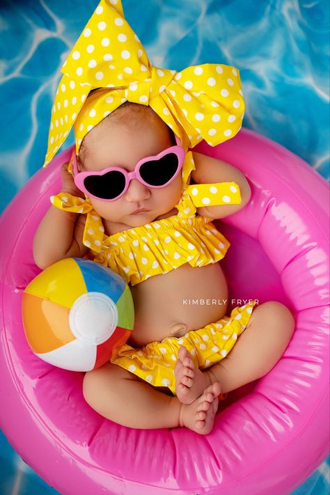 Flamingo Newborn Photoshoot, Baby Summer Photo Shoot Ideas, Baby Girl Photoshooting Summer, Baby Girl Photoshooting Ideas For Summer, Pool Baby Photoshoot, June Baby Photoshoot Ideas, May Photoshoot Ideas Baby, Summer Infant Photoshoot, Summertime Baby Photoshoot