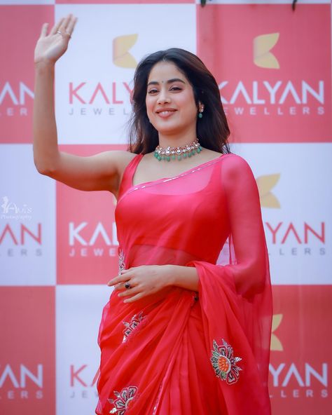 Janvi Kapoor Saree, Janvi Kapoor, Jahnvi Kapoor, Business Woman Quotes, Janhvi Kapoor, Fancy Sarees Party Wear, Cute Dress Outfits, Dark Brown Hair Color, Pink Chiffon