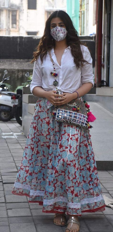 Long Skirt Outfits Indian, Nupur Sanon, Printed Skirt Outfit, Indian Skirt, 2023 Fashion Trends, Western Wear Outfits, Long Skirt Outfits, Desi Fashion Casual, Bollywood Outfits