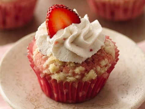 Streusel-Topped Strawberry-Rhubarb Cupcakes Rhubarb Cupcakes, Buffet Dessert, Rhubarb Recipes, Strawberry Rhubarb, Dessert Buffet, Yummy Cupcakes, Baking Cups, Betty Crocker, Cupcake Recipes