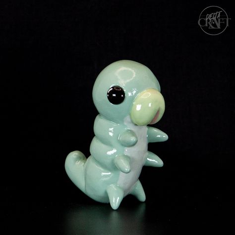 Mini Figurine en résine Grub / Hollow Knight par DeltaCraftFR sur Etsy Clay Hollow Knight, Hollow Knight Figurines, Hollow Knight Grub, The Hollow Knight, The Binding Of Isaac, Clay Videos, Clay Stuff, Jar Decor, Ceramic Artwork