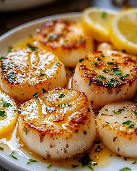 🧄 Garlic Butter Baked Scallops 🧈 "A buttery, savory dish that’s perfect for impressing your family or guests. A quick and flavorful seafood favorite!" 🧄 Ingredients: - 1 lb large scallops, patted dry - 4 tbsp butter, melted - 3 cloves garlic, minced - 1/4 cup breadcrumbs - 1/4 cup Parmesan cheese, grated - 1 tbsp fresh parsley, chopped - 1 tbsp lemon juice - Salt and pepper to taste - Lemon wedges (for serving) 🍋 Directions: 1️⃣ Preheat the Oven: Preheat your oven to 400°F (200°C) and prepa... Thanksgiving Table Decor Ideas, Baked Scallops, Power Foods, Cooking Recipes Desserts, Garlic Butter, Parmesan Cheese, Fresh Parsley, Savoury Dishes, Dessert For Dinner