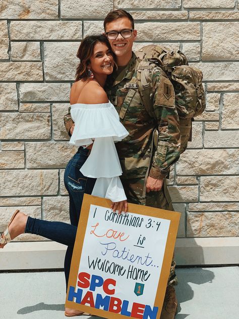 Coming Home From Deployment, Deployment Homecoming Party, Deployment Homecoming Photos, Army Homecoming Outfit, Welcome Home Soldier Ideas, Deployment Photo Shoot, Army Welcome Home Signs, Deployment Homecoming Ideas, Deployment Welcome Home Signs