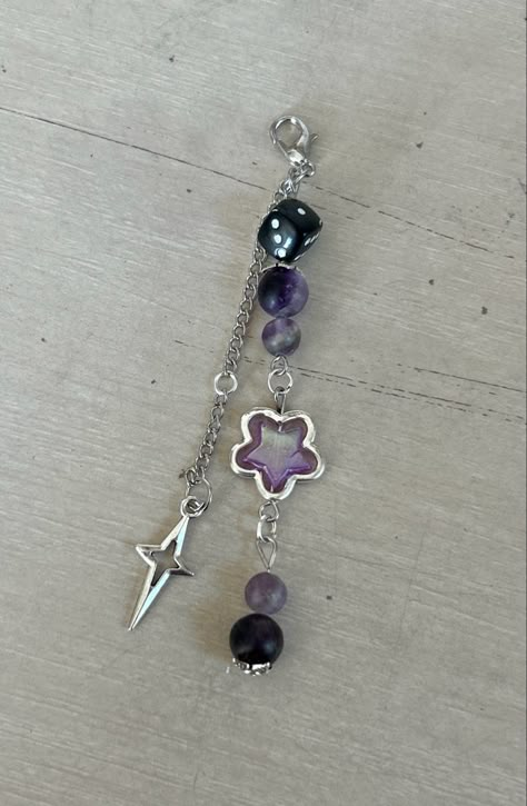 Purple Bead Keychain, Purple Keychain, Purple Phone Charm, Beaded Jewels, Handmade Jewelry Tutorials, Diy Bracelet Designs, Beads Bracelet Design, Jewelry Accessories Ideas, Diy Crafts Jewelry