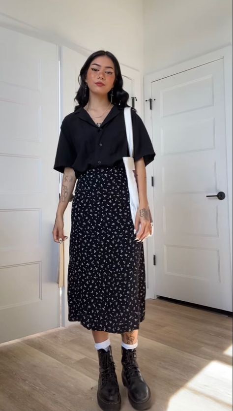 cd0dce8fca267bf1fb86cf43e18d5598desc51999831ri Asian Wide Leg Pants, Aesthetic Proffesional Outfit, Medium Built Women Fashion Style, 90s School Teacher Fashion, Refined Goth Aesthetic, Floral Skirt Outfits Winter, Current French Fashion, Short Teacher Outfits, Korean Fashion Business Casual