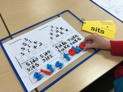 1st Grade Word Work: Daily 5 Style - The Brown Bag Teacher 1st Grade Schedule, 1st Grade Guided Reading, 1st Grade Word Work, Project Based Learning Elementary, Multi Sensory Learning, Guided Reading Kindergarten, Classroom Helpers, Reading Stations, 1st Grade Writing