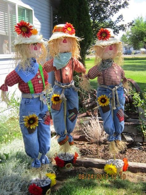 Scarecrow Decorations, Fall Yard Decor, Scarecrow Festival, Make A Scarecrow, Scarecrows For Garden, Diy Scarecrow, Scarecrow Crafts, Fall Scarecrows, Tower Garden