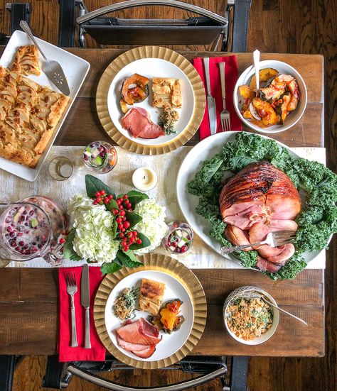 These Christmas dinner menu ideas will help you plan a memorable meal for your family. Christmas is just around the corner, so today I am sharing Christmas Dinner Menu Ideas. Here is a collection of appetizer, entree, side dish, dessert, and cocktail recipes to help you plan the perfect holiday party or meal. Ham Dinners, Christmas Ham Dinner, Easy Christmas Dinner Menu, Turkey Sides, Party Dinners, Ham Dinner Recipes, Christmas Diner, Traditional Christmas Dinner, Easy Christmas Dinner