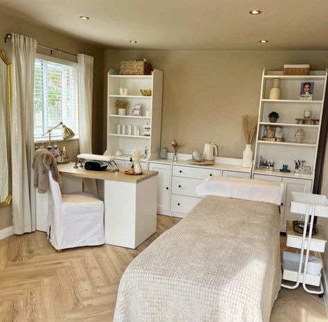 How to Introduce New Treatments into your Salon - Salon Rated Home Beauty Room Salon, Esthetician And Nail Room, Beauty Cabin Salon Ideas, Studio Beauty Salon, Nail Beauty Salon Design, Salon Color Room, Spa Nails Salon Interior Design, Beauty Cabin Salon, Neutral Salon Aesthetic