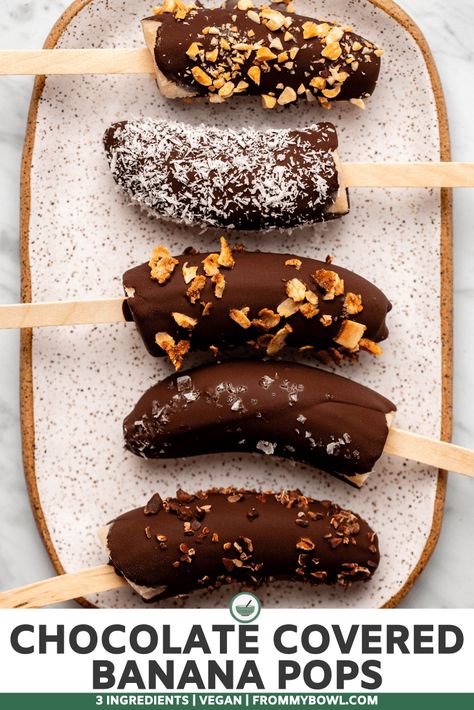 Banana Popsicles, Vegan Food List, 3 Ingredient Desserts, Banana Pops, Chocolate Covered Bananas, Snack For Kids, Chocolate Covered Fruit, Wholesome Snacks, Chocolate Recipe