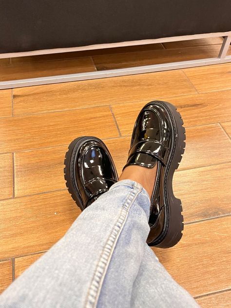 Bulky Shoes Outfit Women, Work Shoes Aesthetic, Formal Footwear For Women, Chunky Loafers Women, Loafers Aesthetic, Chunky Heel Loafers, Loafers Outfit, Loafers Women, Fashion Shoes Heels