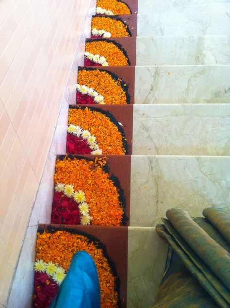 Decoration For Kankupagla, Flower Decoration On Stairs, Flower Decoration At Home For Pooja, Stairs Decoration With Flowers, Flower Welcome Decoration, Simple Flower Decoration At Home, Corner Rangoli Designs With Flowers, Guruji Satsang Flower Decoration, Flower Decoration For Welcome