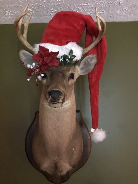 Wreath Around Deer Mount, Christmas Deer Head Decor, Decorated Deer Mount, Decorating Deer Mounts For Christmas, Deer Head Christmas Decor, Deer Head Decor Christmas, Christmas Taxidermy, Antler Christmas Decor, Deer Mount Decor