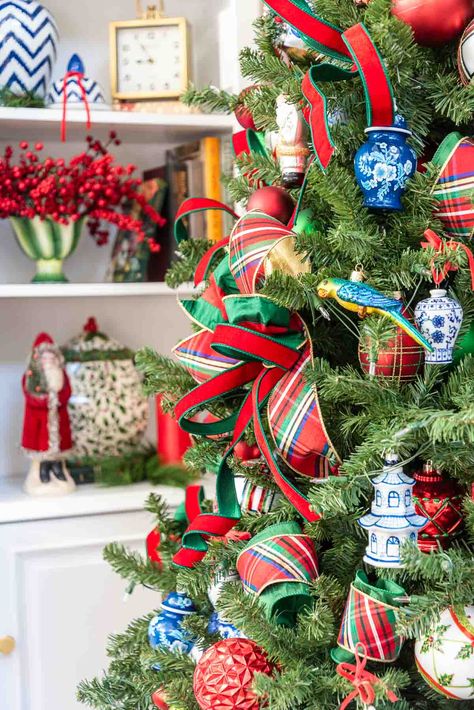 The Weekly Muse: 26th Edition Chinoiserie Christmas Decor, Chinoiserie Christmas Tree, Chinoiserie Ornaments, Green Christmas Decorations, Classic Holiday Decor, Chinoiserie Christmas, Red And Green Christmas, Blue Chinoiserie, Blue And White Chinoiserie