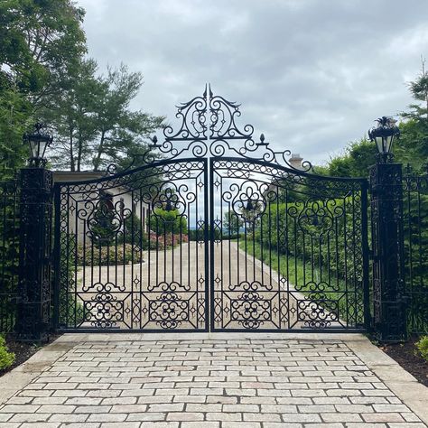 Estate Driveway, Luxury Driveway, Aluminum Fence Gate, Landscaping Entrance, House Front Gate, Entrance Gates Driveway, Wrought Iron Gate Designs, Estate Gates, Metal Garden Gates