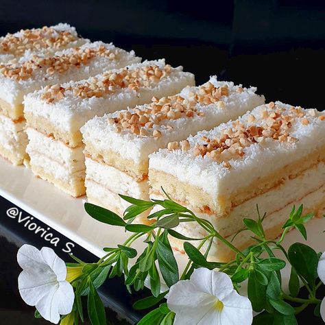 Coconut Desserts, Sweets Cake, Sweet Pastries, Food Videos Desserts, Desert Recipes, Sweet Desserts, Homemade Cakes, Favorite Desserts, Cupcake Recipes