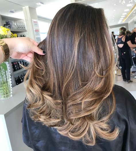 Half Head Highlights Brown Hair Caramel, Baylage Hair, Brown Hair Looks, Brown Hair Inspo, Brunette Hair With Highlights, Caramel Balayage, Brown Hair With Blonde Highlights, Hairstyles For Layered Hair, Brunette Balayage Hair