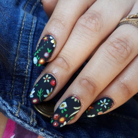 Black Nails With Floral Design, Gothic Floral Nails, Dark Cottagecore Nails, Vines Nails, Dark Floral Nails, Black Nails With Flowers, Folk Nails, Botanical Nail Art, Black Flower Nails