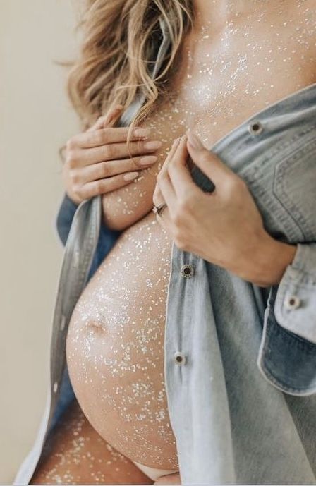 Glitter Maternity Photoshoot, Goddess Pregnancy Photoshoot, Pregnant Astethic, Body Glitter Photoshoot, Pregnancy Milestones Pictures, Maternity Shoot Makeup Ideas, White Maternity Dress Photo Shoots, Pregnancy Boudiour Photoshoot, Photoshoot Pregnant Ideas