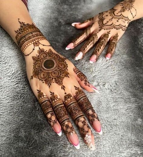 Mehndi Designs Bridesmaid, Minimal Bridal Henna, Aesthetic Back Hand Mehndi, Back Hand Mehndi Designs Unique, Henna Designs For Front Hand, Mehndi Palm Designs, Simple Mehendi Designs Back Hand, Mehndi Simple Design, Minimal Mehandi