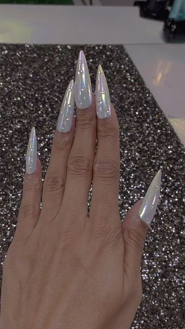 White Stellio Nails, Stellio Nails, White Shiny Nails, Xl Stiletto Nails, White Stiletto Nails, Nail Videos, White Stilettos, Shiny Nails, Stiletto Nails