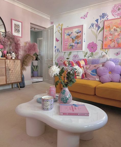 Senior Table Ideas, Girlie Apartment, Funky Interior, Summer Room Ideas, Street Room, Woman Bedroom Ideas, Funky Eclectic Decor, Senior Table, Grown Woman Bedroom Ideas