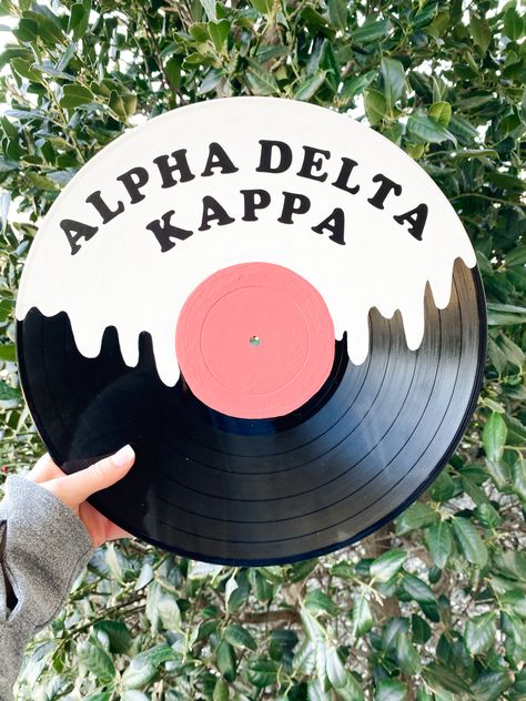 Diy Record Decorations, Circle Canvas Painting Sorority, Sorority Record Painting, Canvas Sorority Painting, Sorority Craft Ideas, Big Little Basket Ideas Sorority Crafts, Sorority Letter Ideas, Sorority Gift Ideas, Sorority Canvas Paintings Big Little