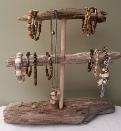 DIY Cute Driftwood jewelry Driftwood Takken Decor, Birdhouse Projects, Driftwood Diy, Driftwood Jewelry, Jewerly Displays, Bracelet Holders, Diy Jewelry Holder, Driftwood Projects, Jewelry Organizer Diy