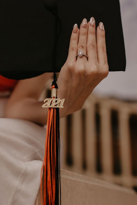 Graduation Rings University, Uhcl Graduation Pictures, Tassel Graduation Pictures, Graduation Pictures With Props, Senior Ring Pictures, Graduation Tassel Pictures, Graduation Details Photography, Collage Senior Pictures, University Of Oklahoma Graduation Pictures