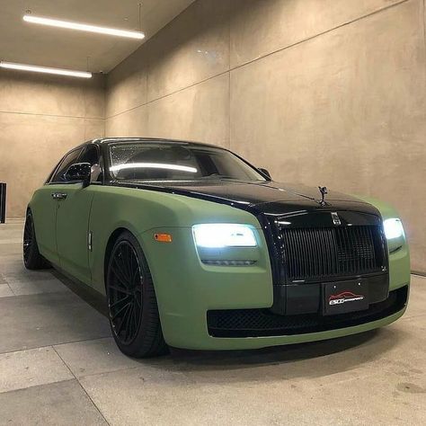 Rolls Royce Motor Cars, Luxury Cars Rolls Royce, Top Luxury Cars, Car Organizer, Luxury Lifestyle Dreams, Classy Cars, Fancy Cars, Super Luxury Cars, Best Luxury Cars