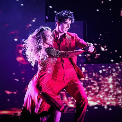 Milo Manheim Gif, Milo Manheim Videos, Milo And Meg, Milo Manheim Dancing With The Stars, Milo Manheim Meg Donnelly, Kevin Mcallister, Witney Carson, Zombie Movies, Zombie Disney