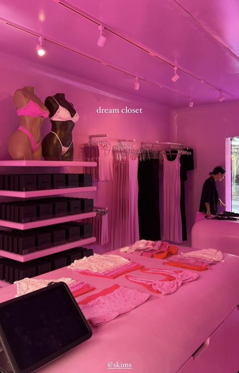 Company Office Ideas, Small Clothing Store Interior, Boutique Beauty Salon, Middle School Fashion, Pink Store, Clothing Store Interior, Pink Business, Business Branding Inspiration, Store Design Boutique