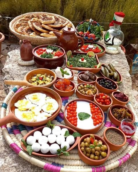 Arabic Breakfast, Jordanian Food, Lebanon Food, Mezze Platter, Wine Cheese Party, Charcuterie Display, Lebanese Desserts, Romantic Breakfast, Arab Food