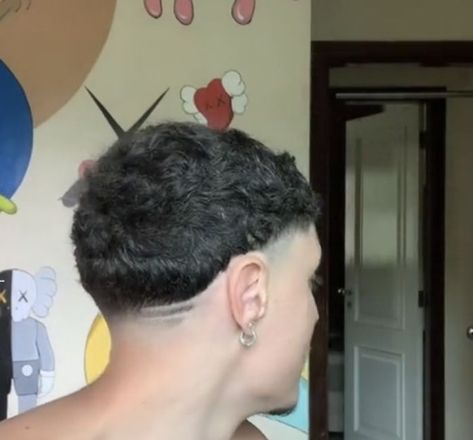 Corte americano em cabelo curto Haircut Designs For Men, Fade Haircut Designs, Taper Fade Curly Hair, Mens Hairstyles Curly, Beard Cuts, Curly Hair Fade, Mens Haircuts Short Hair, Mens Hair Colour, Tapered Haircut