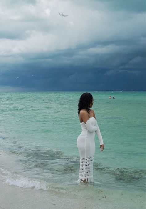 Beach Dress Black Women, Island Pics Aesthetic, Beach Pics Ideas Instagram, Photoshoot Ideas Vacation, Beach Aesthetic Outfits Dresses, Summer Holiday Photo Ideas, Beach Black Women, Ocean Photoshoot Ideas, Beach Insta Poses