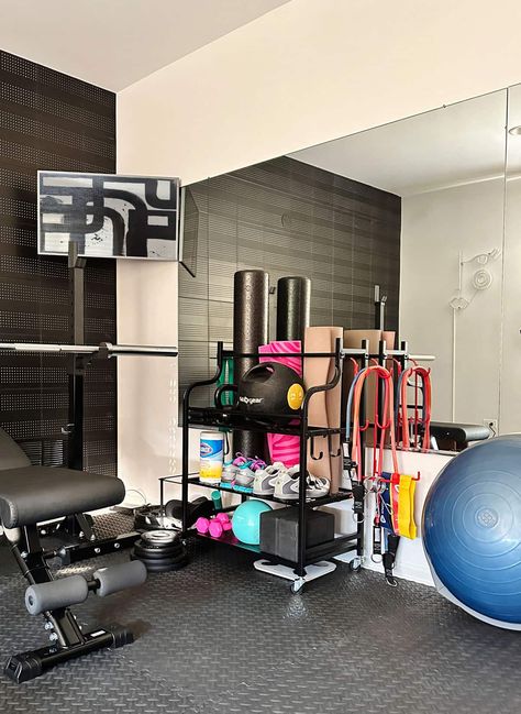 This small space home gym storage rack keeps your yoga mat, weights, foam roller and resistance bands organized. Home Gym Room, Small Space Home Gym, Gym Room Ideas, Vintage House Interior, Mini Home Gym, Cozy Neutral Living Room, Home Gym Storage, Gym Storage, Hipster Home Decor