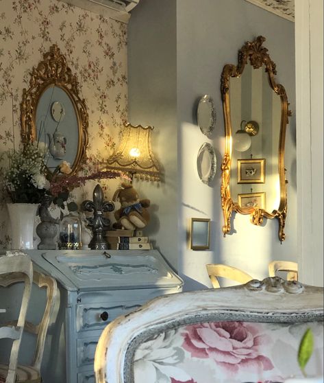 Fairytale Aesthetic Room Decor, Baroque Bedroom Decor, Alice In Wonderland Aesthetic Room Decor, Old Vintage Room Aesthetic, Wonderland Bedroom Aesthetic, Baroque Bedroom Aesthetic, Alice In Wonderland Bedroom Aesthetic, Alice In Wonderland Room Aesthetic, Alice In Wonderland Themed Room