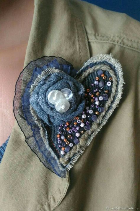 Denim Crafts Diy, Fiber Art Jewelry, Blue Jeans Crafts, Fabric Brooch, Fabric Hearts, Denim Jewelry, Denim Flowers, Fiber Jewelry, Denim Crafts