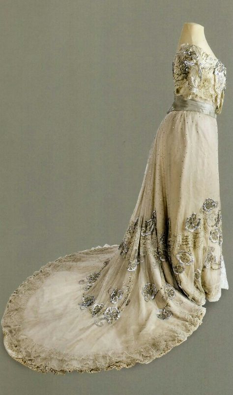 Alexandra's gown side view Antique Wedding Dresses, Belle Epoque Fashion, Victoria Of Sweden, Edwardian Wedding, Wide Skirt, Princess Victoria Of Sweden, Estilo Real, Edwardian Dress, History Fashion