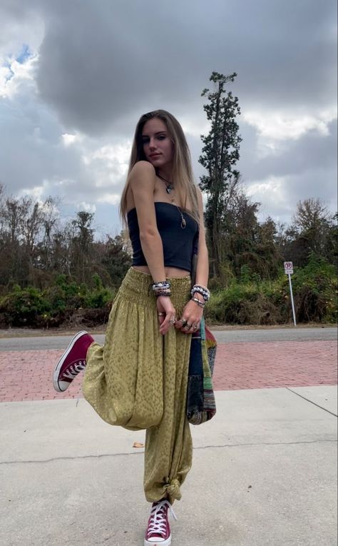 7bb060764a818184ebb1cc0d43d382aadesc52589146ri Hipiee Outfit, Soft Hippie Aesthetic, Hippie Outfits Summer, Hippie Outfit Inspo, 40s Mode, Hippie Fits, Looks Hippie, Hippie Jeans, Boho Fits