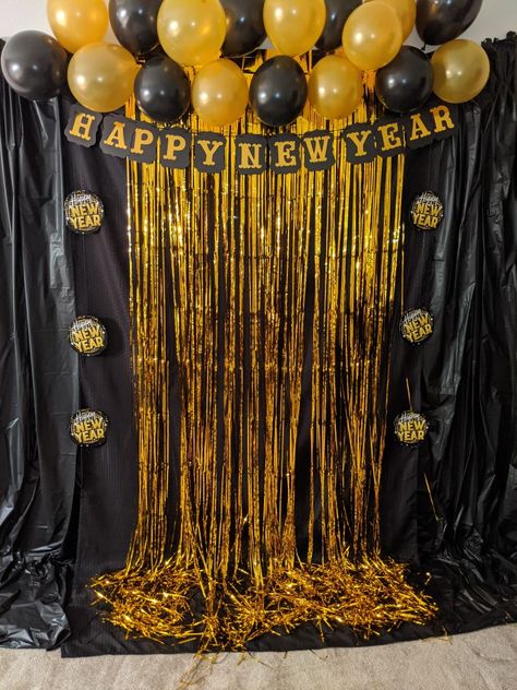 New year's backdrop Diy New Years Backdrop, New Years Backdrop Ideas, New Year Backdrop Ideas, New Years Photo Backdrop, New Year Decor Ideas, Diy New Years Eve Decorations, New Years Eve Birthday Party, Party Backdrop Ideas, New Years Eve Party Ideas Decorations