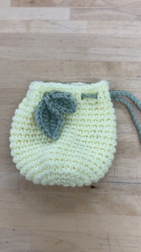 Crochet Lemon Bag Free Pattern, Crochet Peach Pouch Pattern, Lemon Drawstring Bag Crochet, Strawberry Drawstring Bag Crochet Pattern, Strawberry Drawstring Bag Crochet, Mini Crochet Drawstring Pouch, Crochet Drawstring Bag, Crochet Fruit, Crochet Pouch